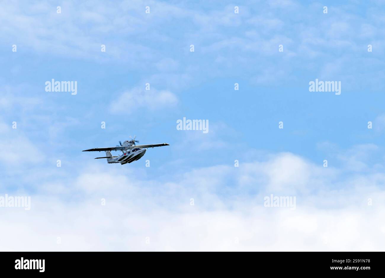 24.01.2025, Ein Wasser-Flugzeug über Bad Wörishofen fliegend Kreisend auf CA. 800 Meter über Grund, gestartet vom Sonderflughafen Oberpfaffenhofen nahe München. Dornier CD-2 Seastar, d-IDSG, Die Dornier Seastar Seestern ist ein zweimotoriges Amphibienfaisance lugzeug des Deutsch-chinesischen Herstellers Dornier Seawings. 24.01.2025, Oberpfaffenhofen 24.01.2025, Oberpfaffenhofen *** 24 01 2025, Un hydravion survolant Bad Wörishofen tournant à environ 800 mètres au-dessus du sol, décollé de l'aéroport spécial Oberpfaffenhofen près de Munich Dornier CD 2 Seastar, d IDSG, le Dornier Seastar Seestern est un Banque D'Images