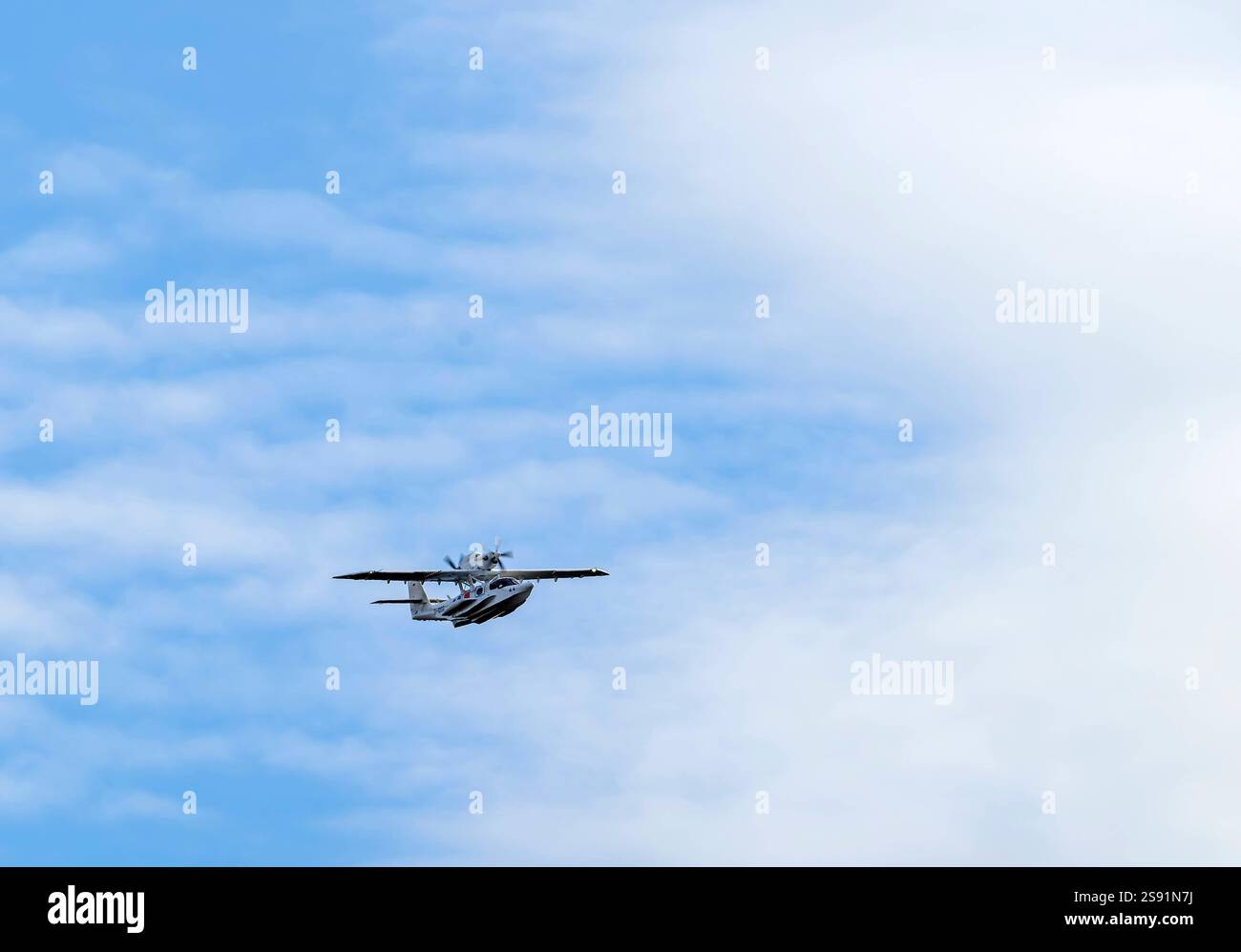 24.01.2025, Ein Wasser-Flugzeug über Bad Wörishofen fliegend Kreisend auf CA. 800 Meter über Grund, gestartet vom Sonderflughafen Oberpfaffenhofen nahe München. Dornier CD-2 Seastar, d-IDSG, Die Dornier Seastar Seestern ist ein zweimotoriges Amphibienfaisance lugzeug des Deutsch-chinesischen Herstellers Dornier Seawings. 24.01.2025, Oberpfaffenhofen 24.01.2025, Oberpfaffenhofen *** 24 01 2025, Un hydravion survolant Bad Wörishofen tournant à environ 800 mètres au-dessus du sol, décollé de l'aéroport spécial Oberpfaffenhofen près de Munich Dornier CD 2 Seastar, d IDSG, le Dornier Seastar Seestern est un Banque D'Images