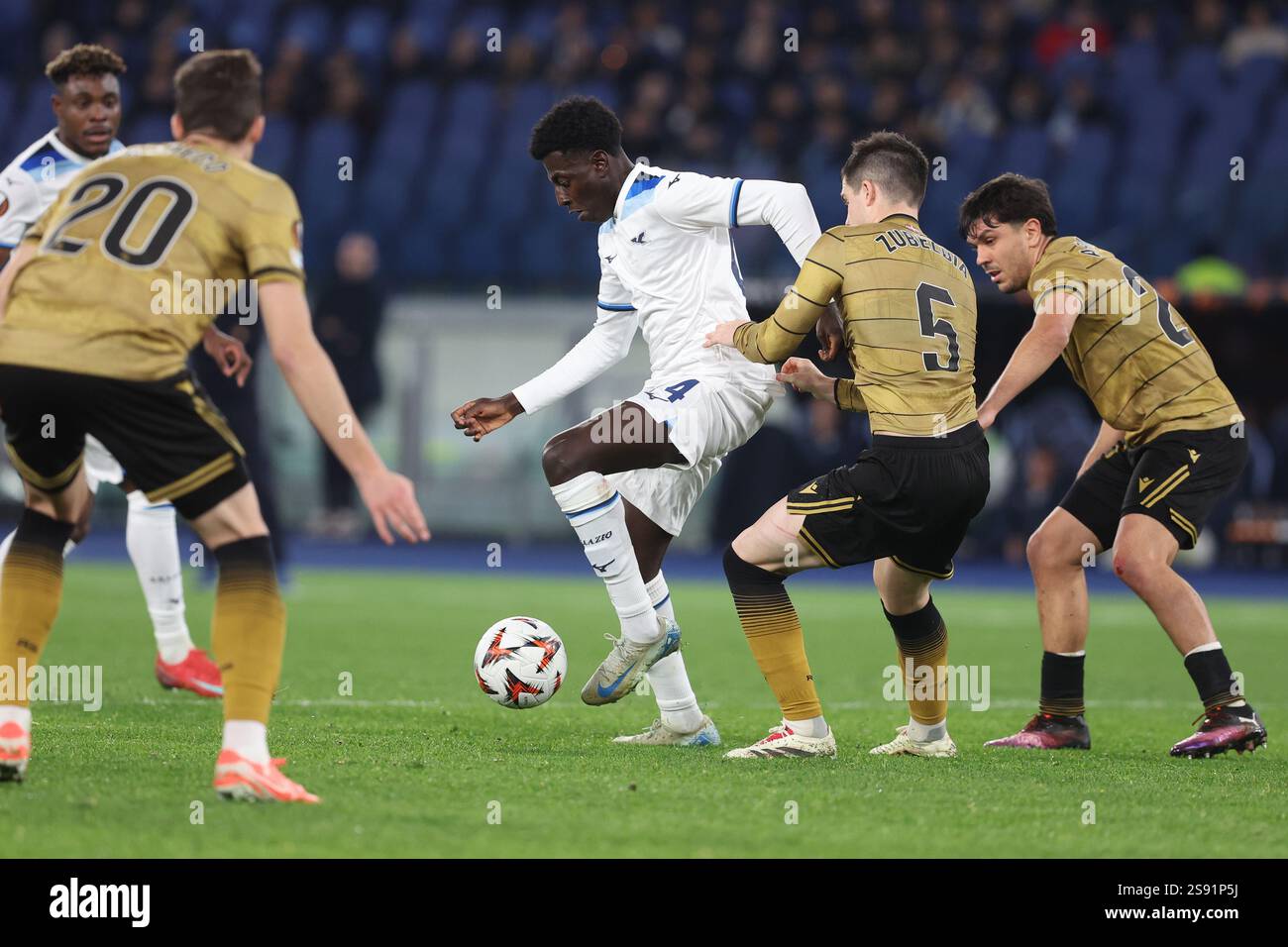 Keita Baldé Diao, bien connu sous le nom de Balde (C) de SS Lazio et Igor Zubeldia (R2) de Real Sociedad vu en action lors du match de football 2024-2025 jour 7 de l'UEFA Europa League entre SS Lazio vs Real Sociedad de Futbol au stade Olympique. Résultat final du match SS Lazio 3-1 Real Sociedad Banque D'Images