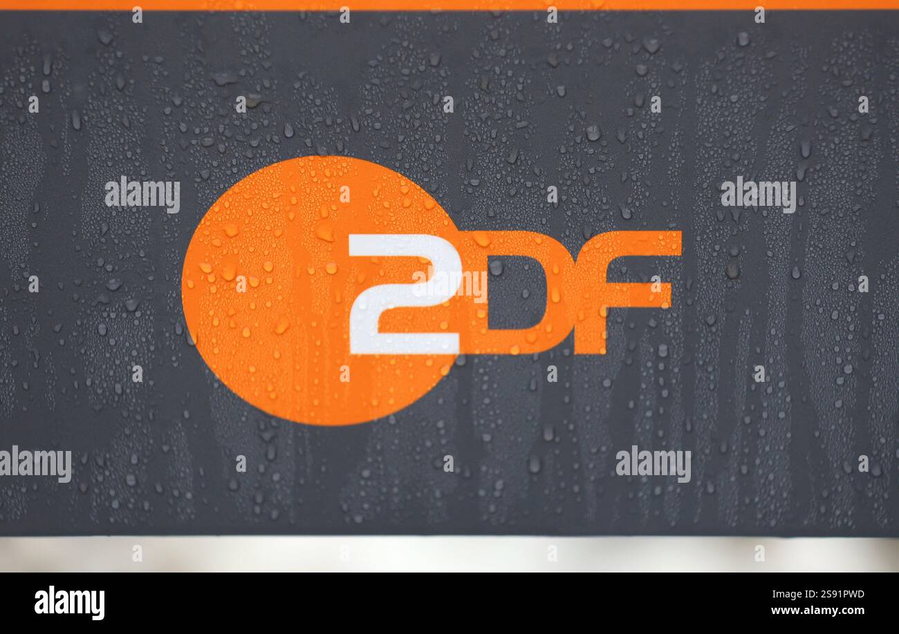 Oberstdorf, Deutschland, 24 janvier 2025 : Skifliegen, FIS Skifly Worldcup, Weltcup, Herren, Weltcup, Oberstdorf, Heini-Klopfer-Skiflugarena, qualification hier der Blick auf das logo des ZDF, Zweites deutsches Fernsehen Banque D'Images