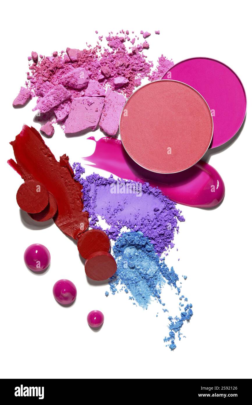 Photo de concept créatif de cosmétiques swatches de produits de beauté rouge à lèvres rond fard à paupières sur fond blanc Banque D'Images