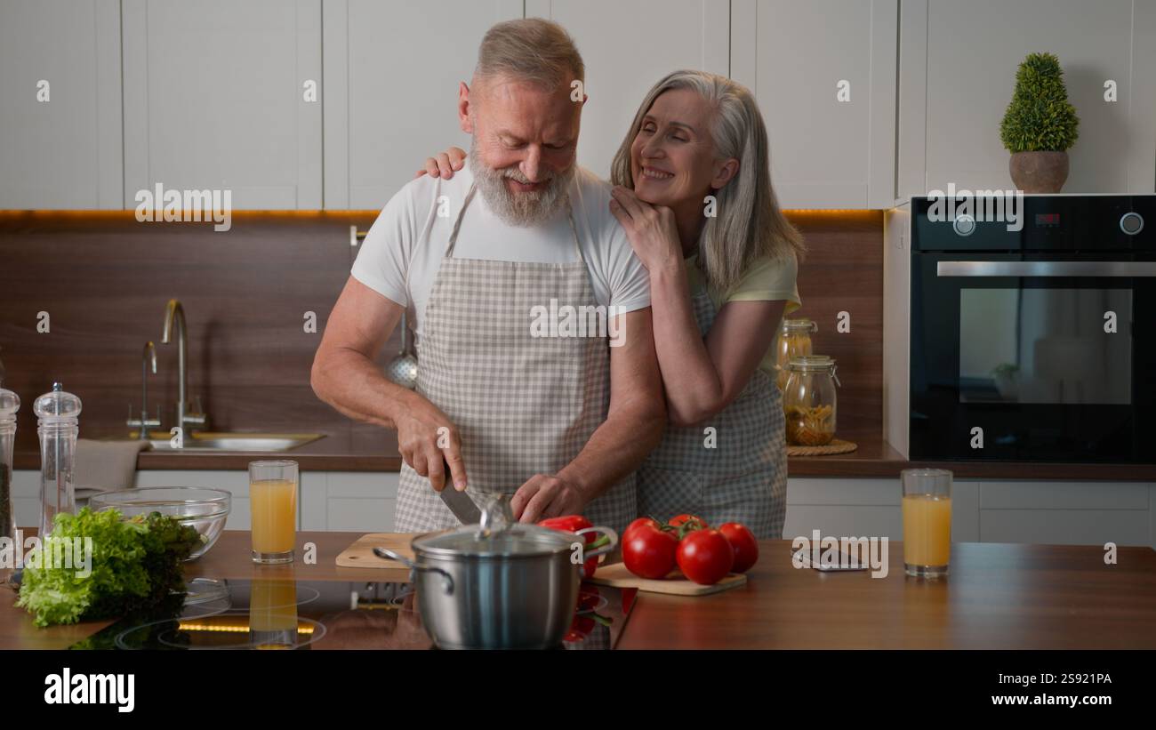 Caucasien Happy Old Family retraité d'âge moyen couple mature femme et homme aiment cuisiner ensemble à la cuisine à la maison couper des légumes frais nourriture saine Banque D'Images