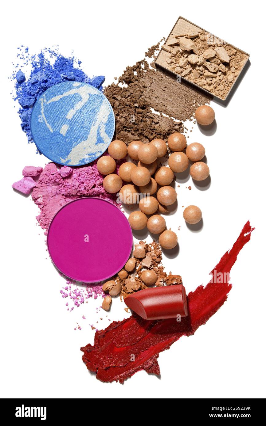 Photo de concept créatif de cosmétiques swatches de produits de beauté rouge à lèvres blusher perles carrées et ombre à paupières ronde sur fond blanc Banque D'Images