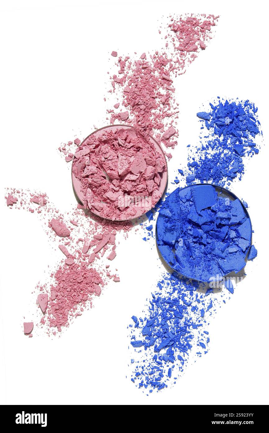 Photo de concept créatif de cosmétiques swatches de produits de beauté rond fard à paupières sur fond blanc Banque D'Images