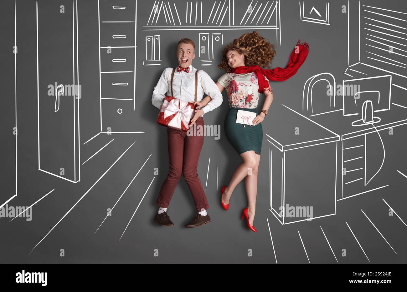 Happy Valentines Love Story concept d'une romance de bureau. Jeune couple au travail souriant l'un à l'autre et échangeant des cadeaux contre des dessins à la craie offic Banque D'Images