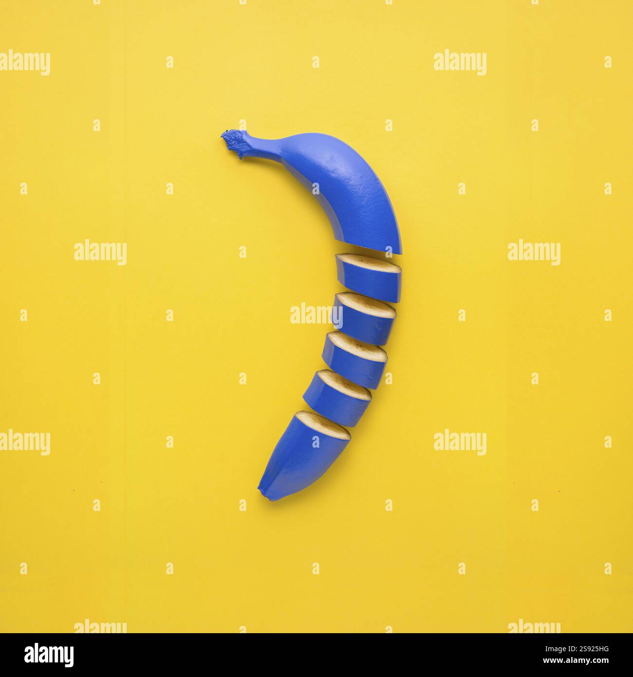 Photo créative de nature morte de banane bleue tranchée sur fond jaune Banque D'Images