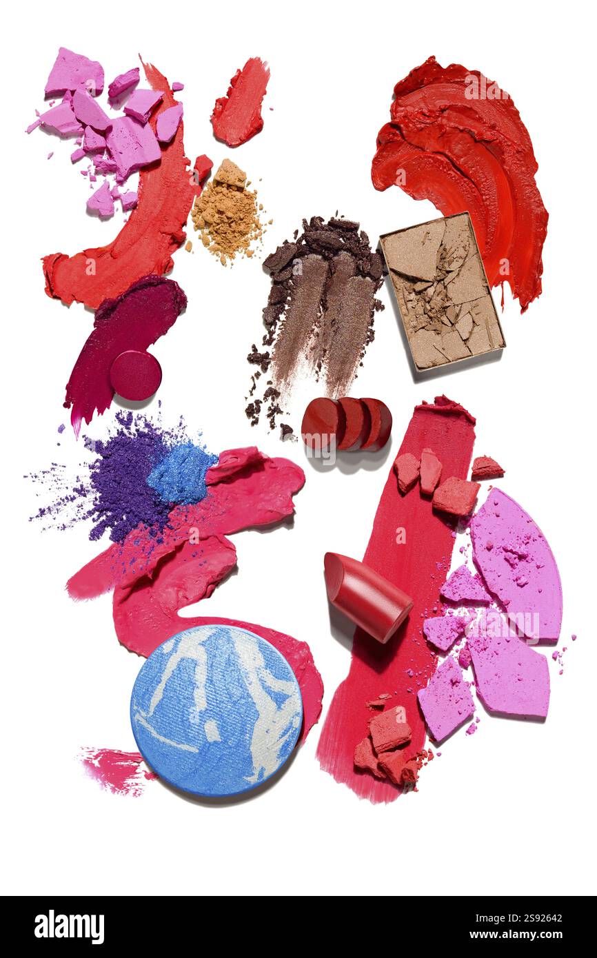 Photo de concept créatif de cosmétiques swatches produits de beauté mélangent rouge à lèvres carré et ombre à paupières ronde sur fond blanc Banque D'Images
