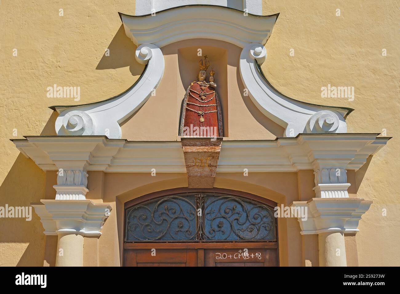 Tympan avec figure mariale, portail, église du monastère Maria Verkuendigung, monastère de Reuterberg, haute-Bavière, Bavière, Allemagne, Europe Banque D'Images