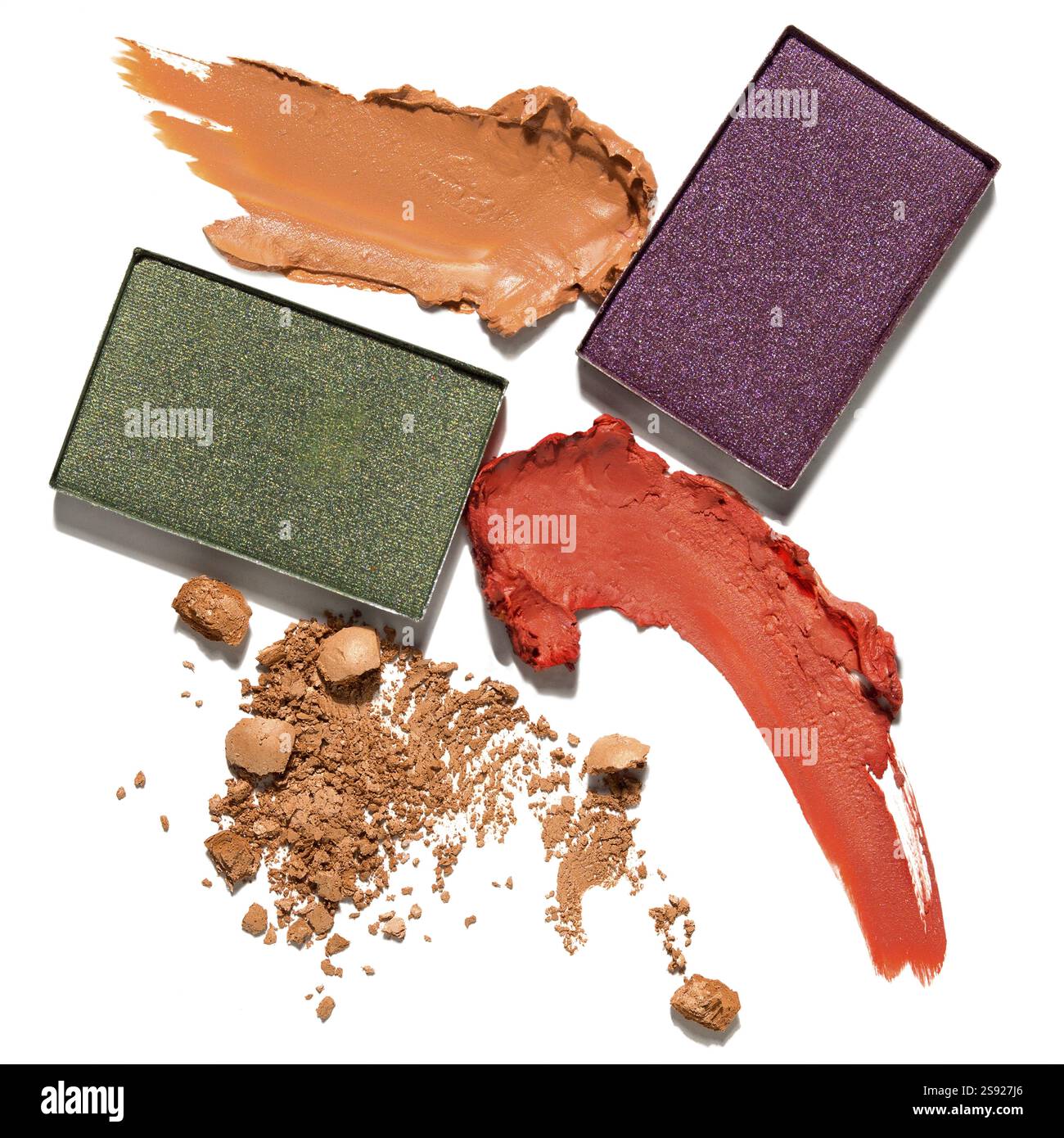 Photo de concept créatif de cosmétiques swatches de produits de beauté rouge à lèvres ombre à paupières carrée sur fond blanc Banque D'Images