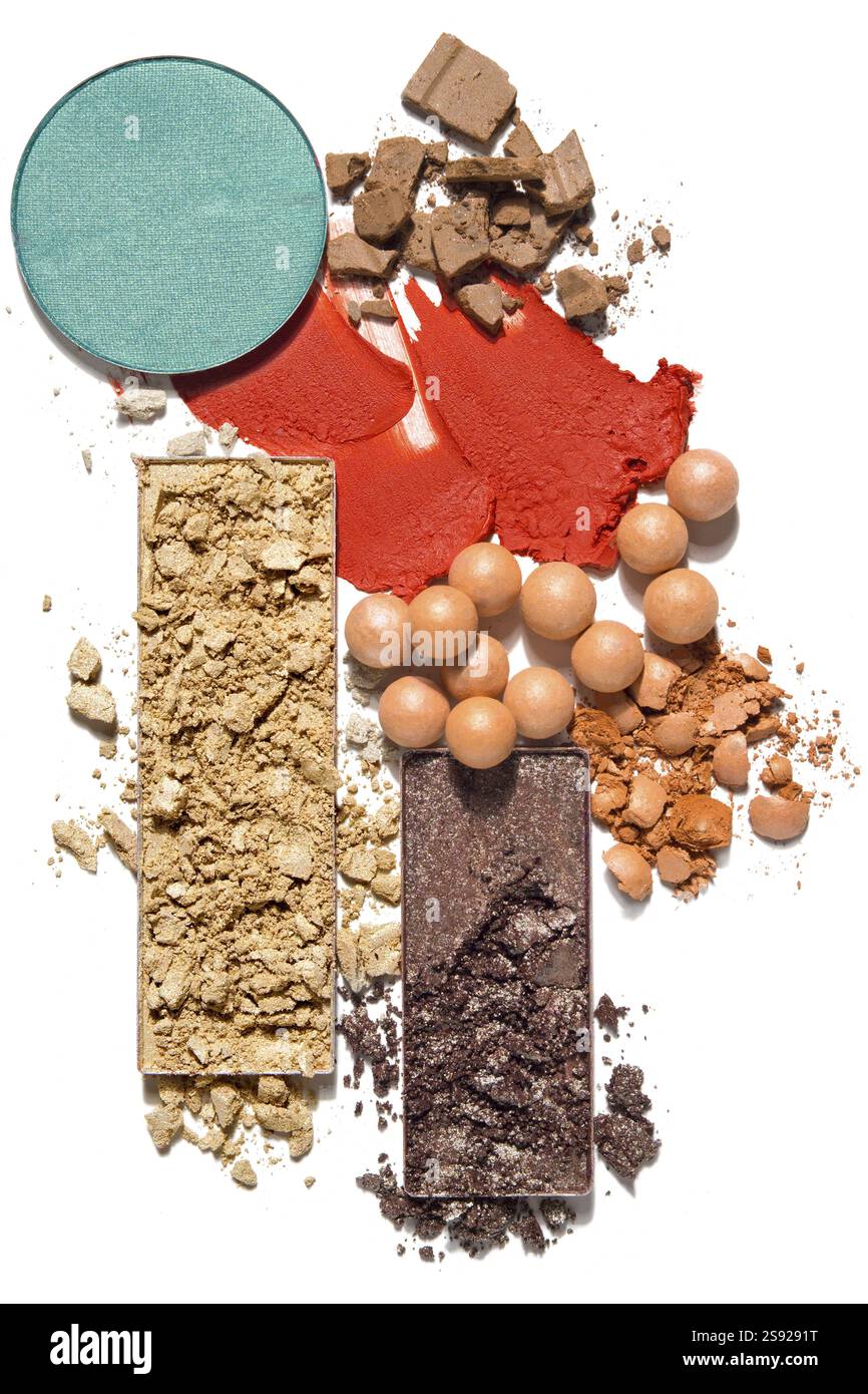 Photo de concept créatif de cosmétiques swatches de produits de beauté rouge à lèvres blusher perles carrées et ombre à paupières ronde sur fond blanc Banque D'Images