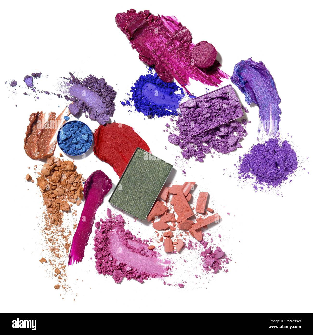 Photo de concept créatif de cosmétiques swatches de produits de beauté rouge à lèvres carré et ombre à paupières ronde sur fond blanc Banque D'Images