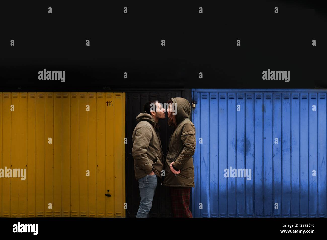 Un baiser de couple Banque D'Images