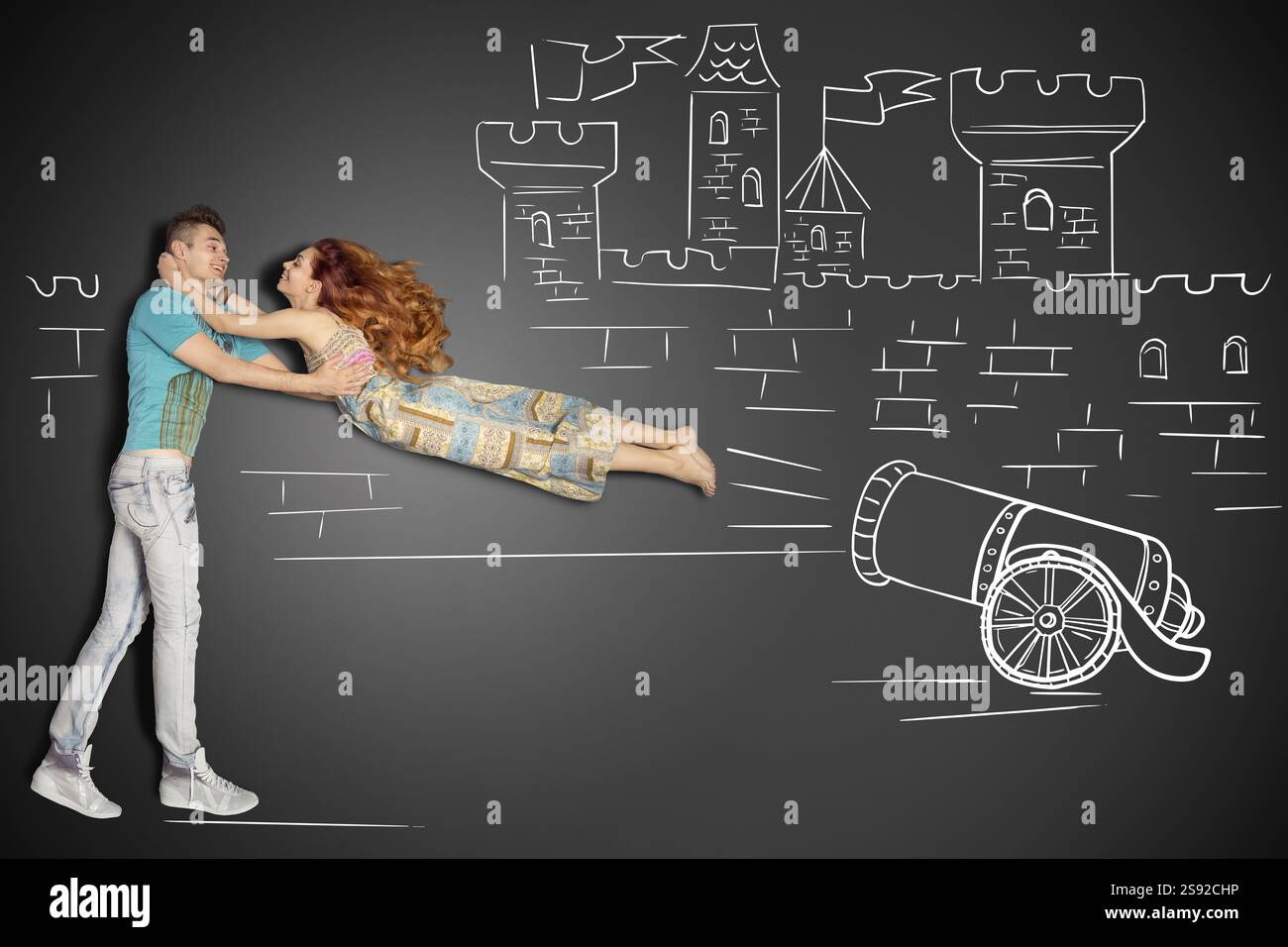 Bonne Saint Valentin concept d'histoire d'amour d'un couple romantique contre fond de dessins à la craie. Mâle attrapant sa petite amie comme un boulet de canon humain la Banque D'Images