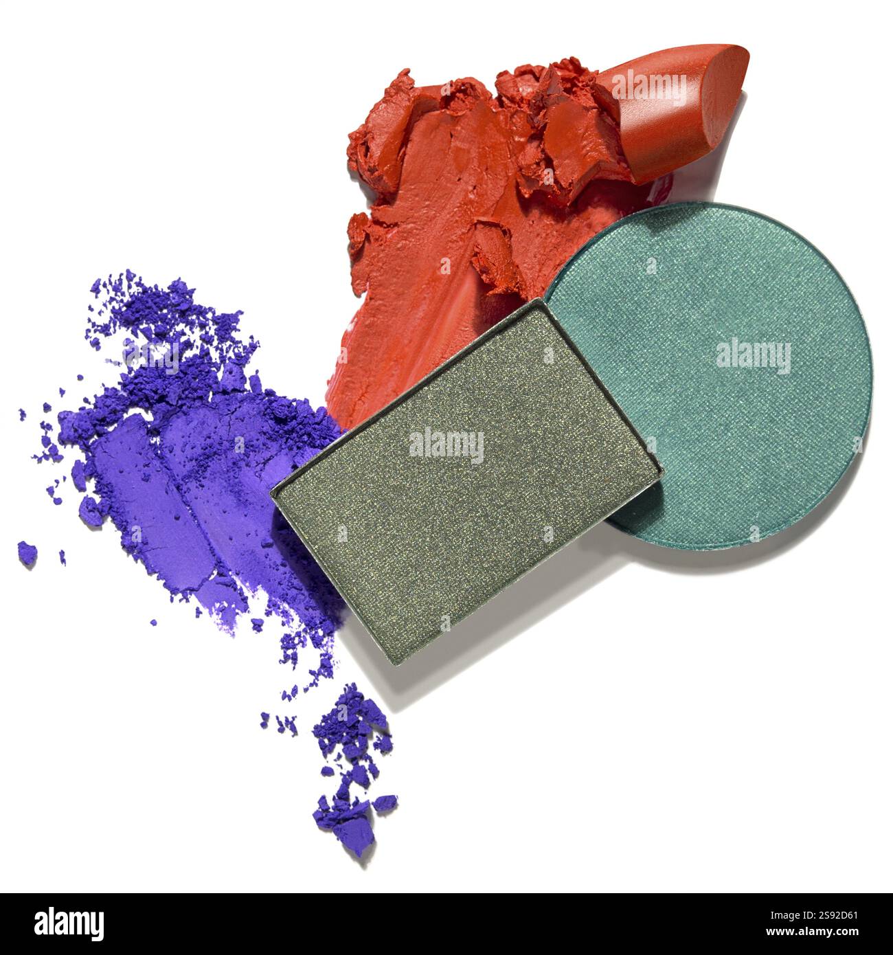 Photo de concept créatif de cosmétiques swatches de produits de beauté rouge à lèvres carré et ombre à paupières ronde sur fond blanc Banque D'Images