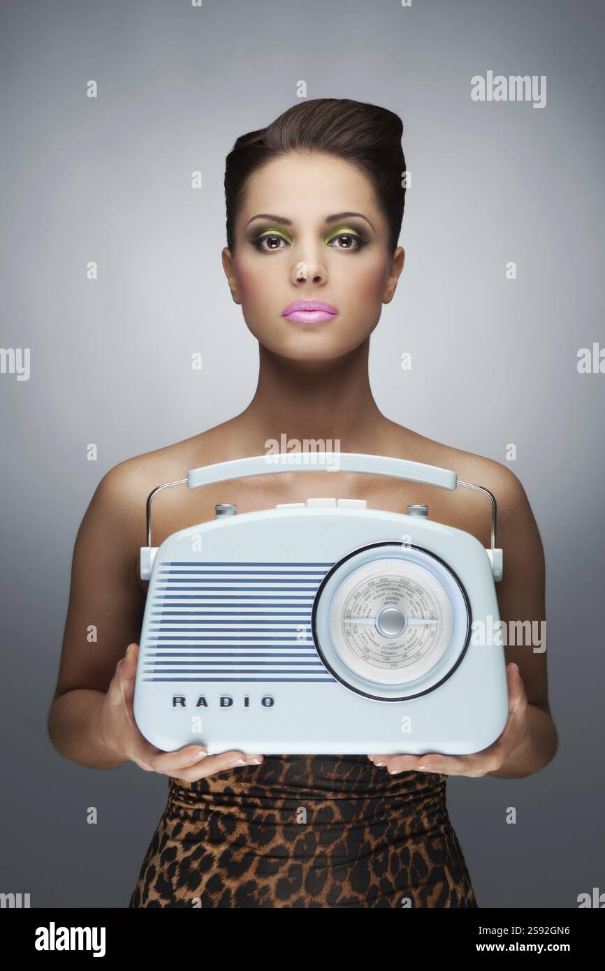 Une photo colorée de la beauté accrochée à la radio rétro Banque D'Images