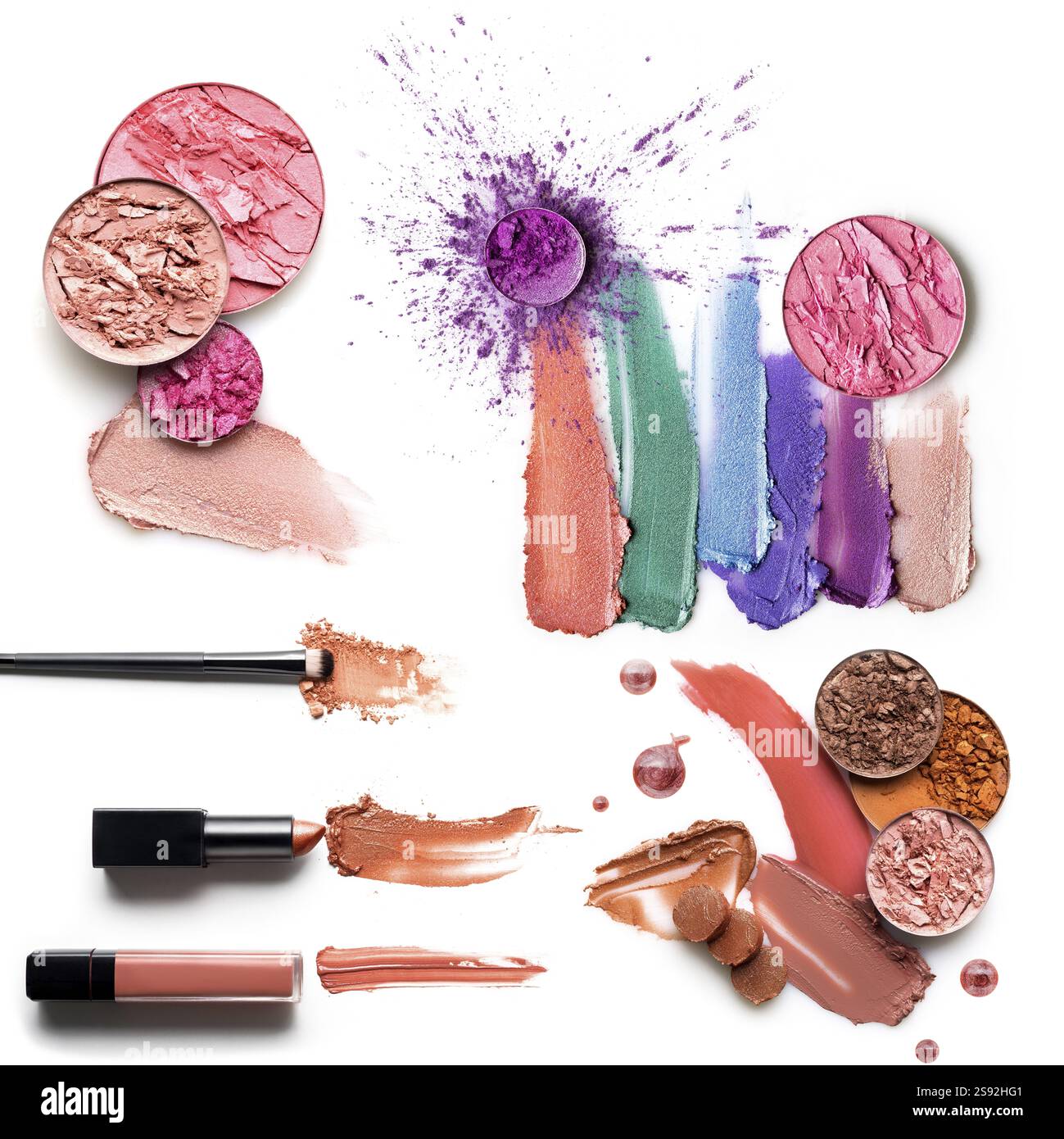 Ensemble de photos de concept créatif d'échantillons cosmétiques avec fard à paupières de rouge à lèvres et d'autres produits de beauté sur fond blanc Banque D'Images