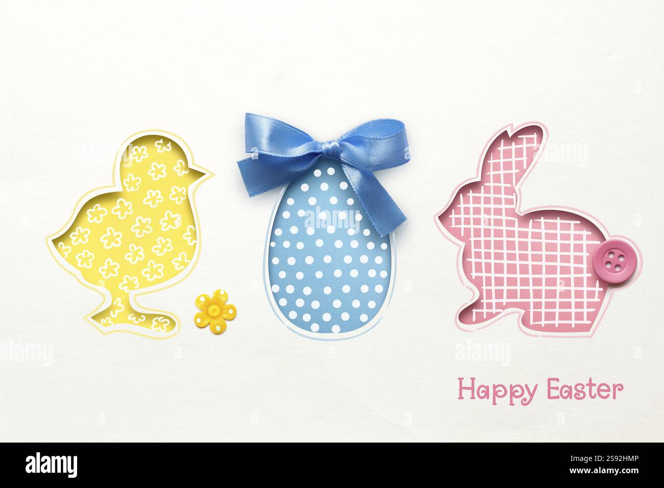Photo créative de concept de Pâques d'oeuf de poule et de lapin en papier sur fond blanc Banque D'Images