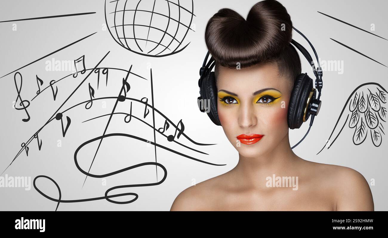 Clubbing fille à la mode dans la boîte de nuit avec de grands écouteurs vintage sur fond gris esquissé d'une boule disco et des notes de musique coulantes Banque D'Images