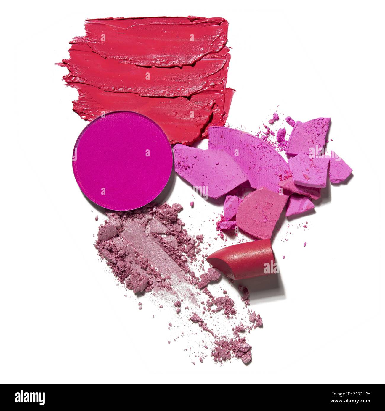 Photo de concept créatif de cosmétiques swatches de produits de beauté rouge à lèvres rond fard à paupières sur fond blanc Banque D'Images