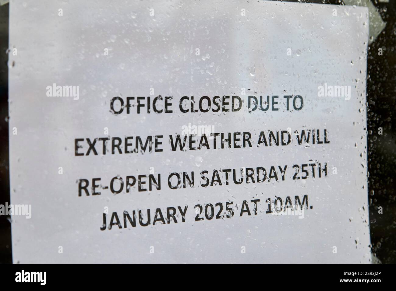 Panneau de fermeture du bureau pendant les vents violents en rouge en raison de la tempête Eowyn , Newtownabbey, Irlande du Nord, Royaume-Uni Banque D'Images