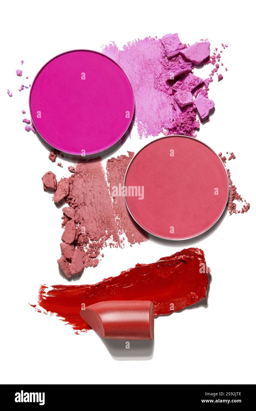 Photo de concept créatif de cosmétiques swatches de produits de beauté rouge à lèvres rond fard à paupières sur fond blanc Banque D'Images