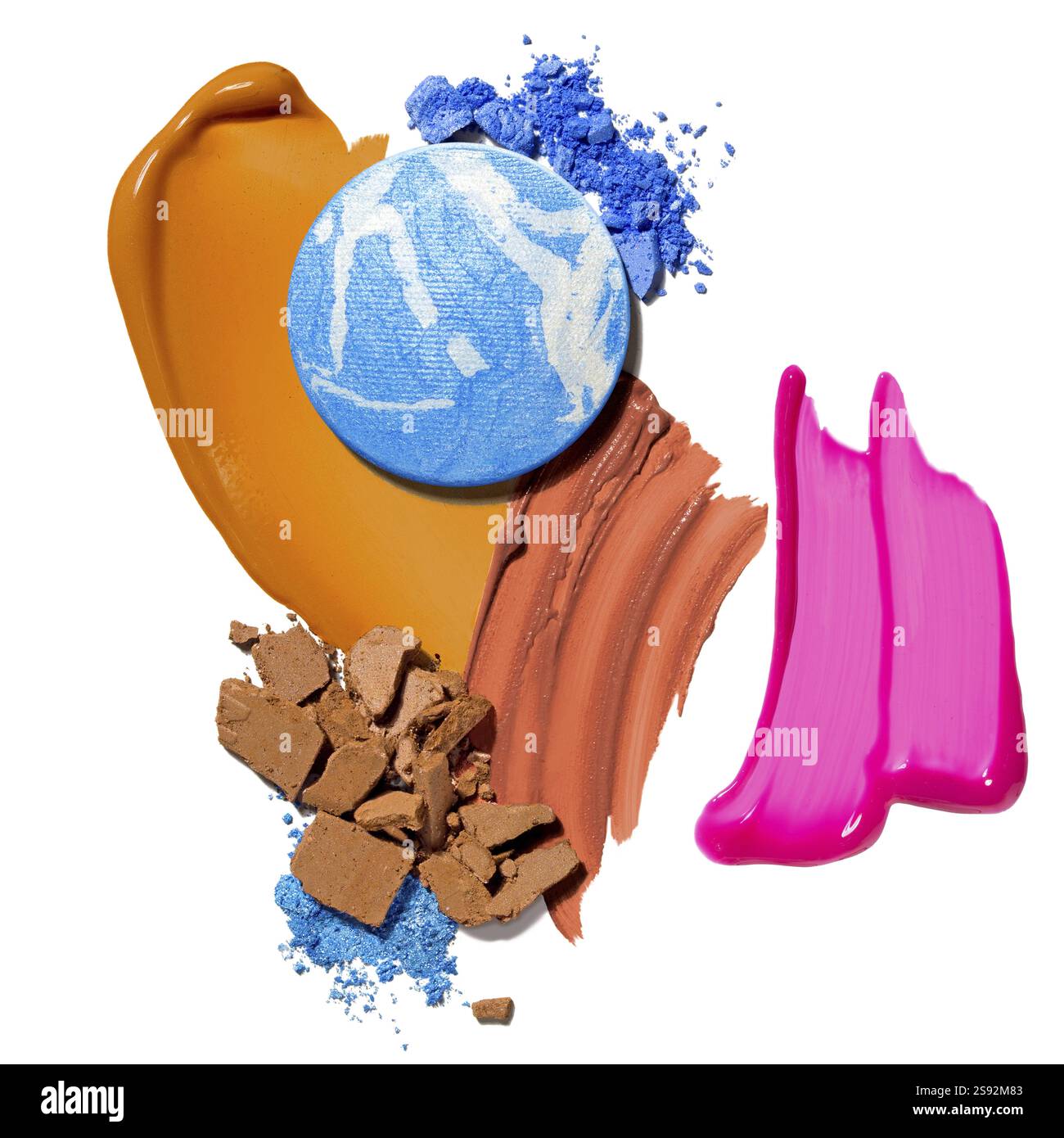 Photo de concept créatif de cosmétiques swatches de produits de beauté rouge à lèvres brillant à lèvres rond fard à paupières sur fond blanc Banque D'Images