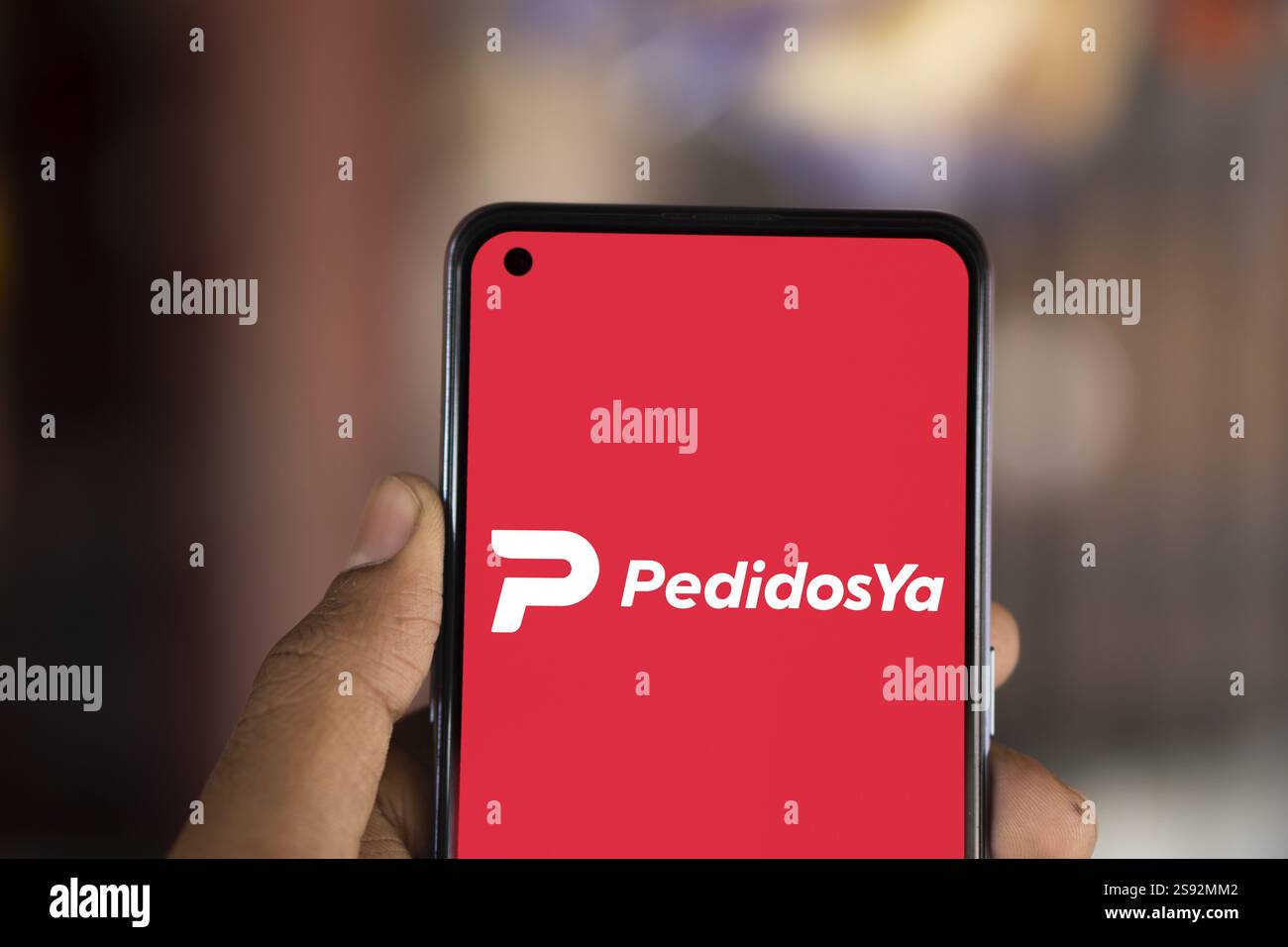Dhaka, Bangladesh- 26 novembre 2024 : le logo Pedidosya est affiché sur le smartphone. PedidosYa est une multinationale uruguayenne de commande et de livraison de nourriture en ligne Banque D'Images