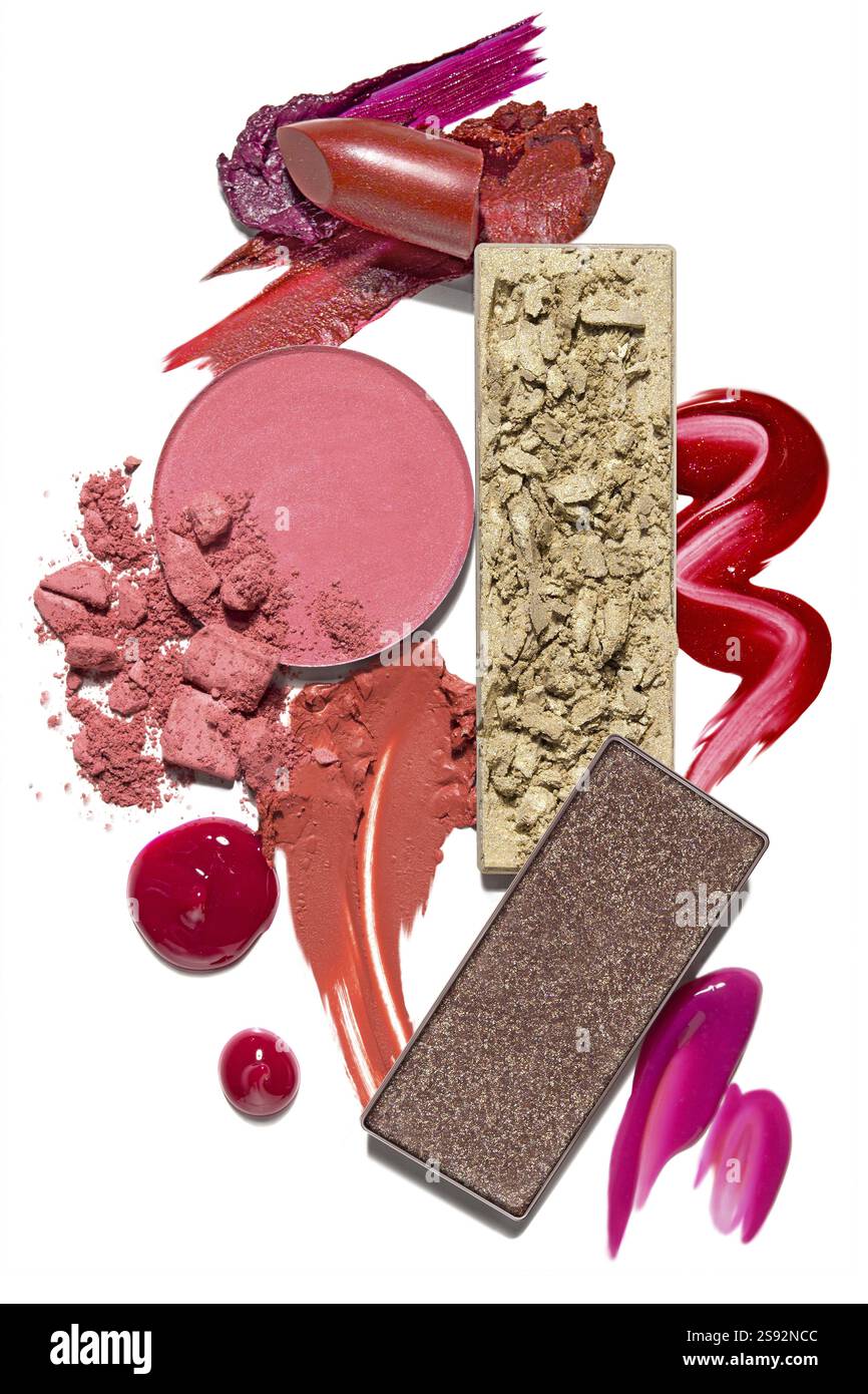 Photo de concept créatif de cosmétiques swatches de produits de beauté rouge à lèvres rouge à lèvres carré et ombre à paupières ronde sur fond blanc Banque D'Images