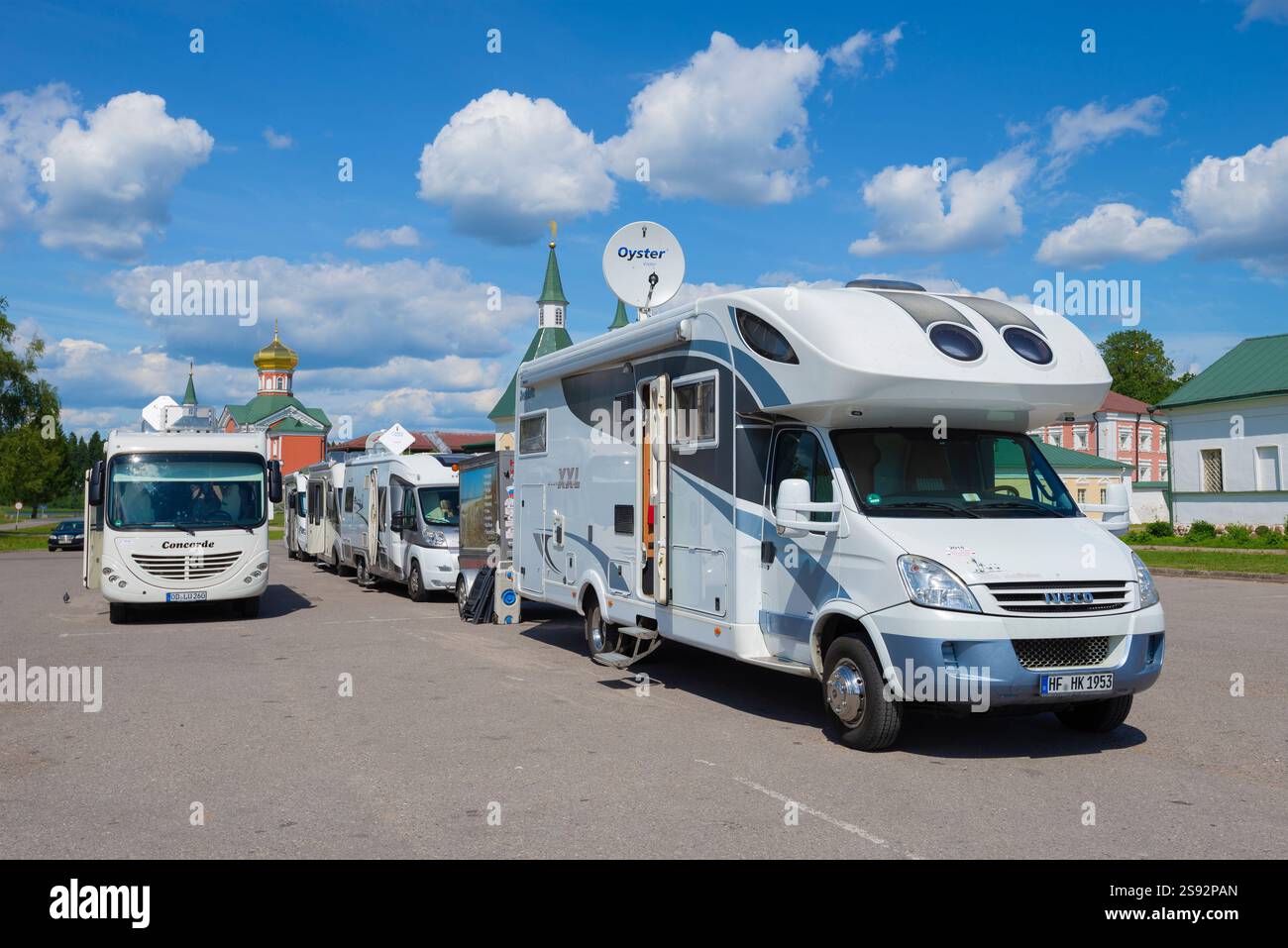 Les camping-cars des touristes allemands dans le parking du monastère Valdaisky Iversky sur un après-midi ensoleillé de juin. Région de Novgorod Banque D'Images