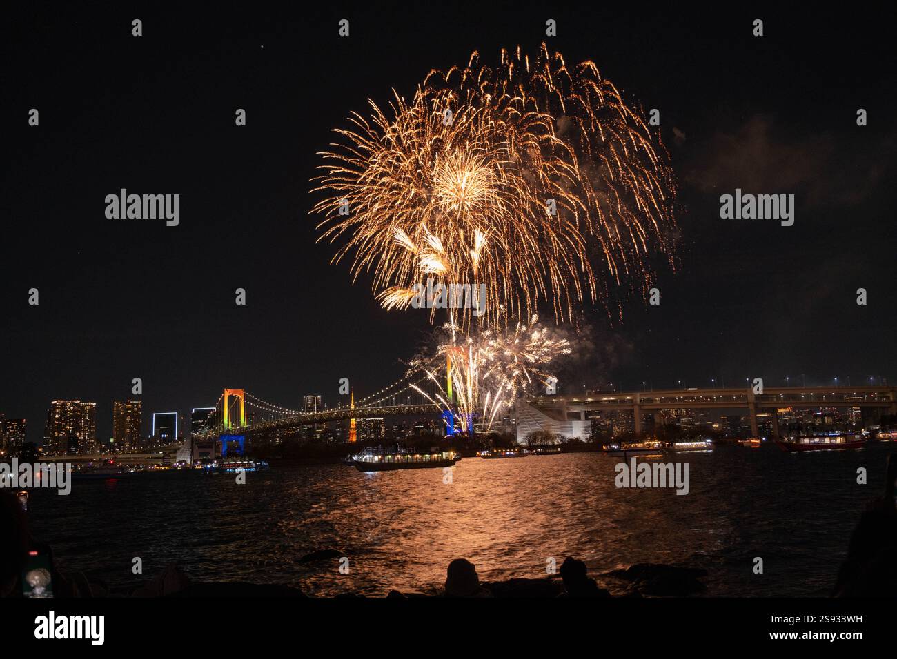 21 décembre 2024, spectacle de feux d'artifice de la baie de Tokyo avec Rainbow Bridge en arrière-plan, Japon. Banque D'Images