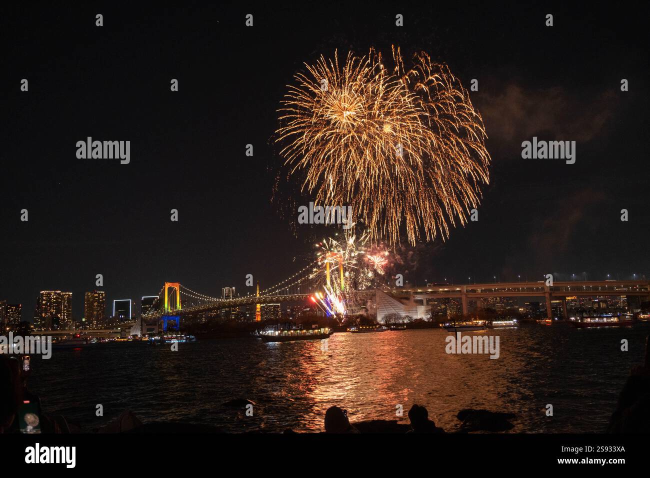 21 décembre 2024, spectacle de feux d'artifice de la baie de Tokyo avec Rainbow Bridge en arrière-plan, Japon. Banque D'Images