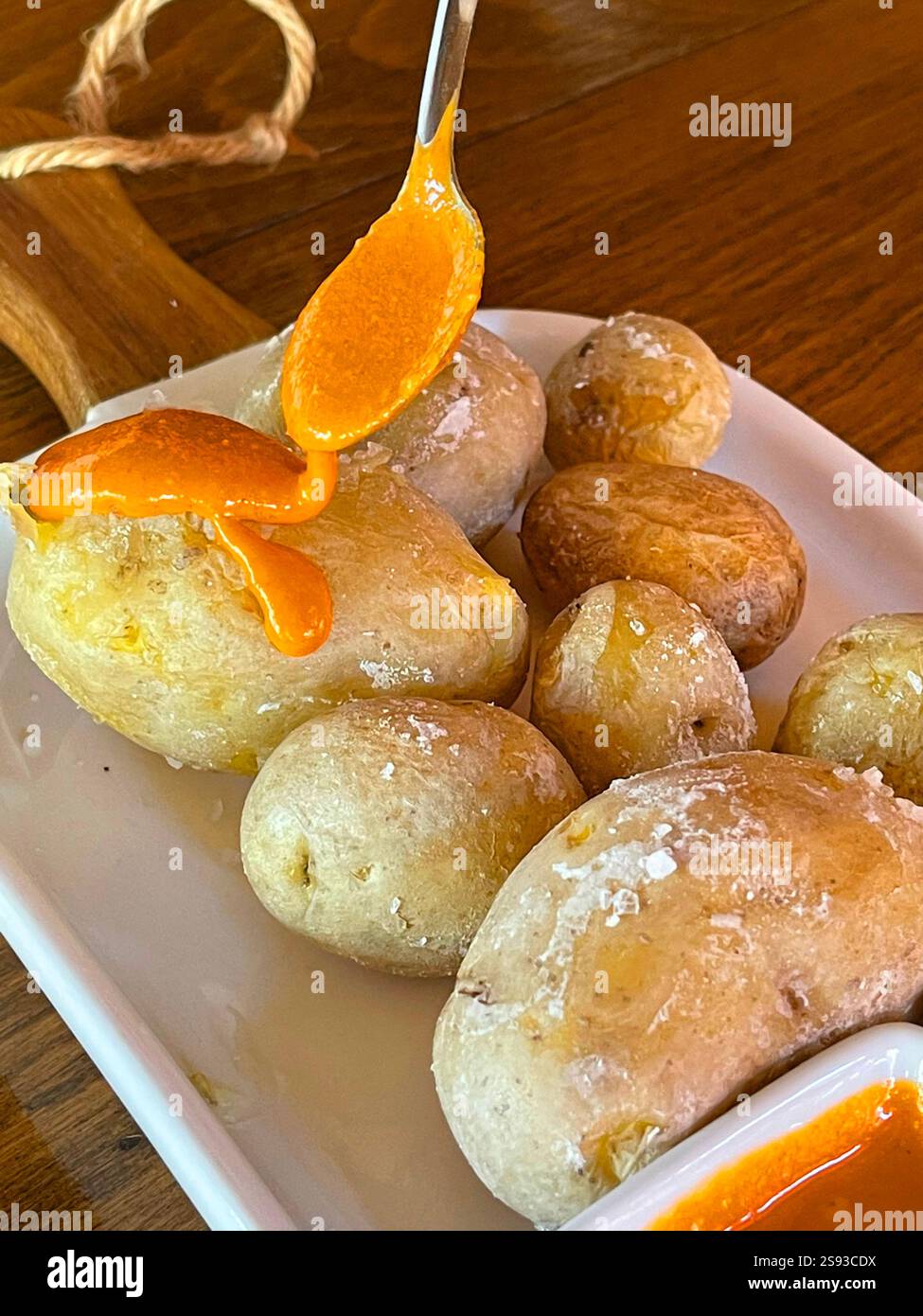 Papas arrugadas à la sauce mojo. Îles Canaries, Espagne. Banque D'Images