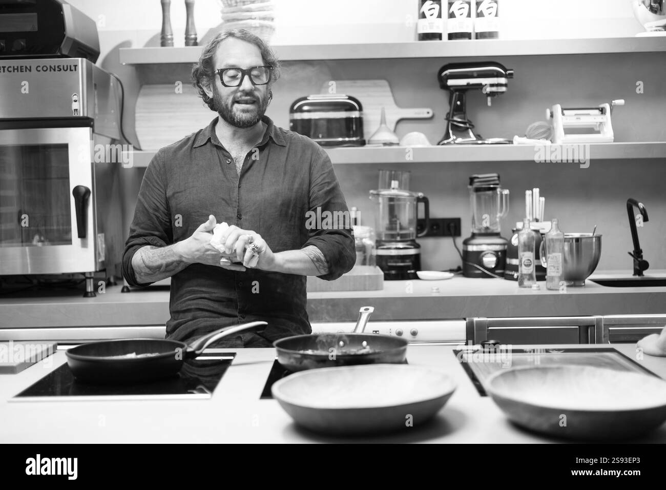 Le chef Richard Hart présente le livre « RICHARD HART BREAD » au Semilla Food Studio à Madrid 24 janvier 2025 Espagne Banque D'Images Le chef Richard Hart présente le livre « RICHARD HART BREAD » au Semilla Food Studio à Madrid 24 janvier 2025 Espagne Banque D'Images