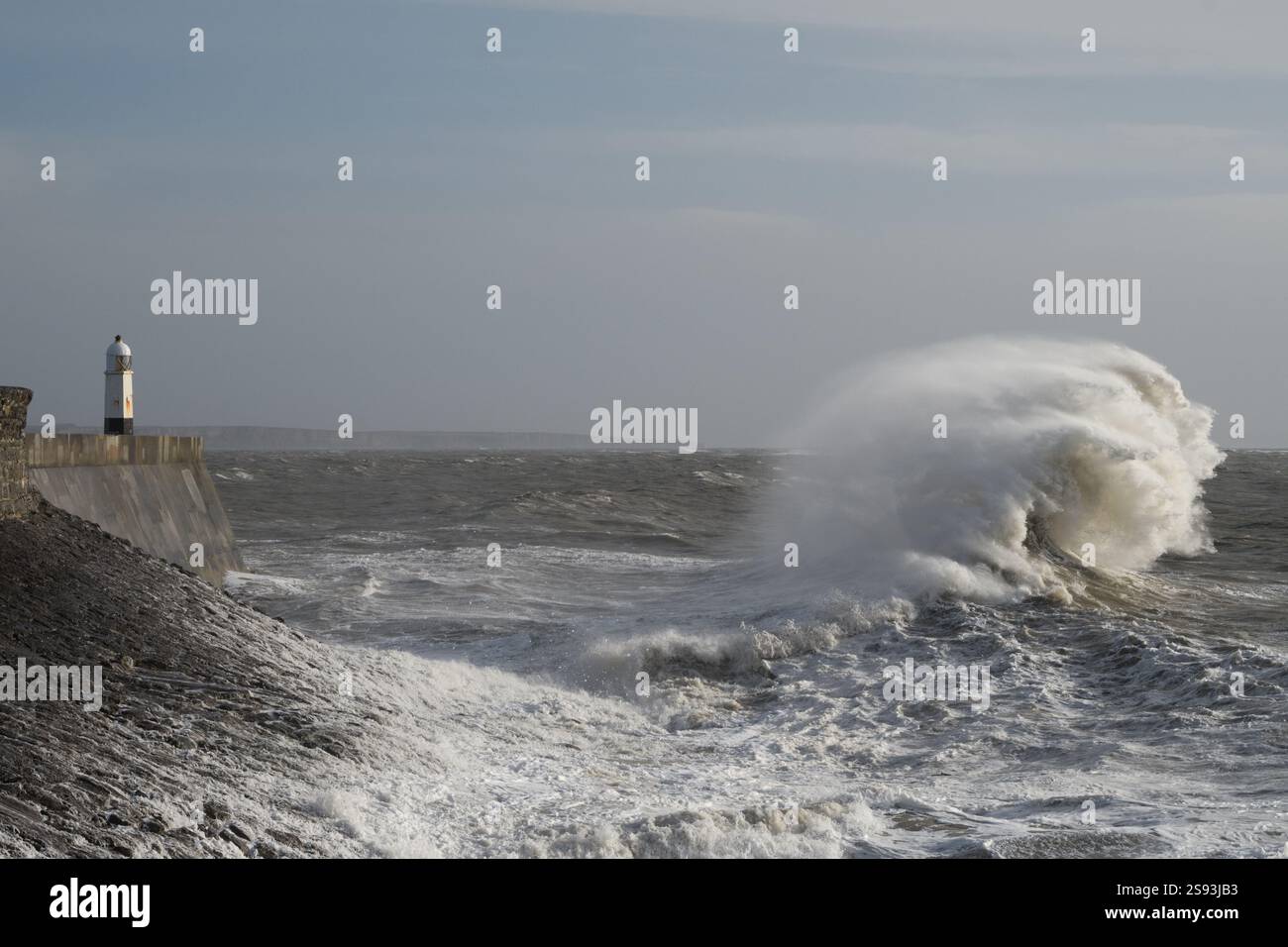 Porthcawl, pays de Galles du Sud, Royaume-Uni. 24 janvier 2025. Météo britannique : grandes vagues le long de la côte aujourd'hui causées par la tempête Éowyn. Crédit : Andrew Bartlett/Alamy Live News Banque D'Images Porthcawl, pays de Galles du Sud, Royaume-Uni. 24 janvier 2025. Météo britannique : grandes vagues le long de la côte aujourd'hui causées par la tempête Éowyn. Crédit : Andrew Bartlett/Alamy Live News Banque D'Images