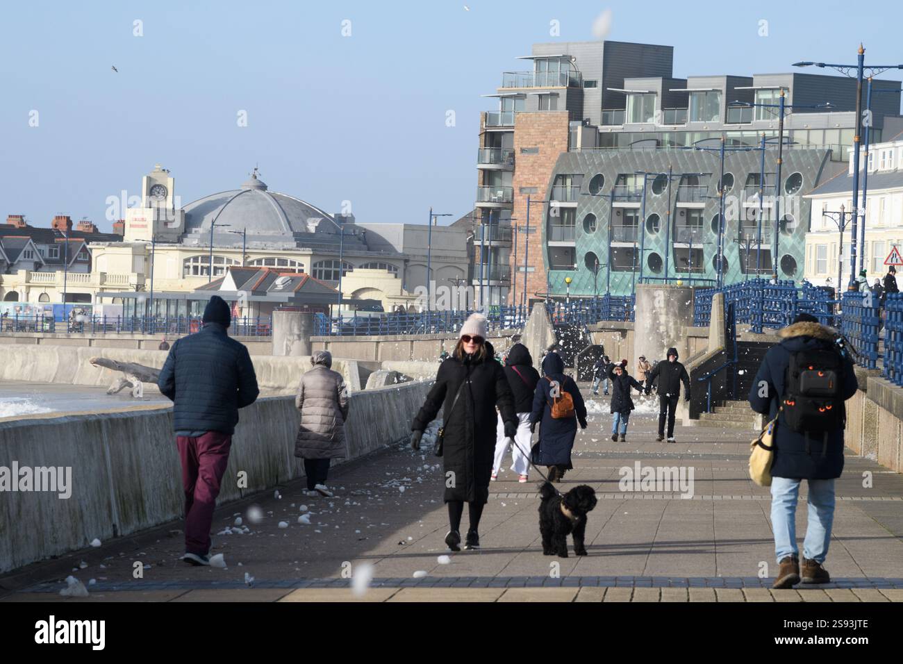 Porthcawl, pays de Galles du Sud, Royaume-Uni. 24 janvier 2025. Météo britannique : grandes vagues le long de la côte aujourd'hui causées par la tempête Éowyn. Crédit : Andrew Bartlett/Alamy Live News Banque D'Images Porthcawl, pays de Galles du Sud, Royaume-Uni. 24 janvier 2025. Météo britannique : grandes vagues le long de la côte aujourd'hui causées par la tempête Éowyn. Crédit : Andrew Bartlett/Alamy Live News Banque D'Images