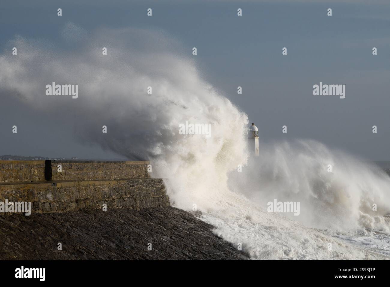 Porthcawl, pays de Galles du Sud, Royaume-Uni. 24 janvier 2025. Météo britannique : grandes vagues le long de la côte aujourd'hui causées par la tempête Éowyn. Crédit : Andrew Bartlett/Alamy Live News Banque D'Images Porthcawl, pays de Galles du Sud, Royaume-Uni. 24 janvier 2025. Météo britannique : grandes vagues le long de la côte aujourd'hui causées par la tempête Éowyn. Crédit : Andrew Bartlett/Alamy Live News Banque D'Images