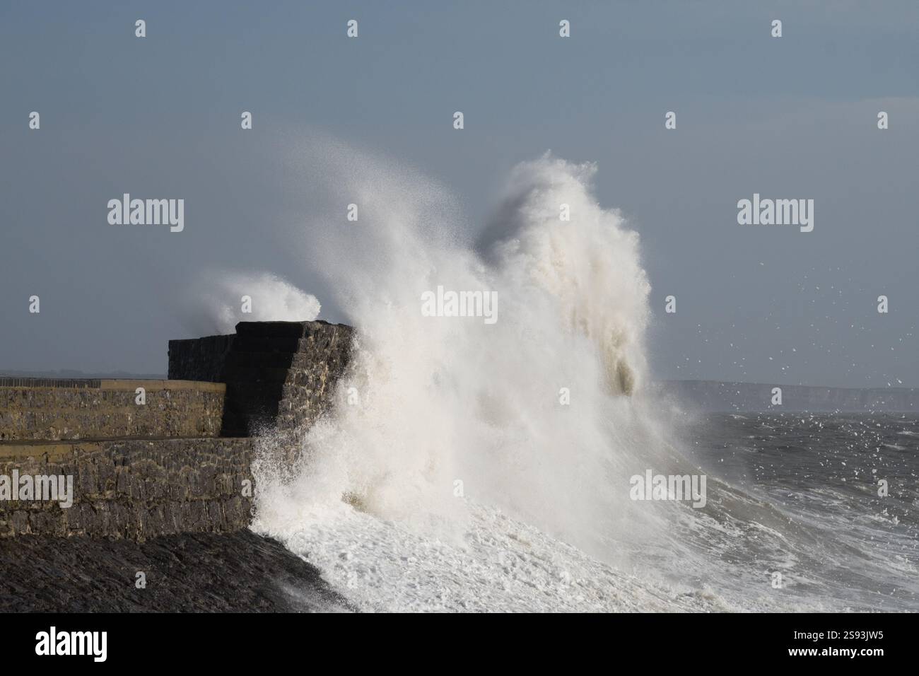 Porthcawl, pays de Galles du Sud, Royaume-Uni. 24 janvier 2025. Météo britannique : grandes vagues le long de la côte aujourd'hui causées par la tempête Éowyn. Crédit : Andrew Bartlett/Alamy Live News Banque D'Images Porthcawl, pays de Galles du Sud, Royaume-Uni. 24 janvier 2025. Météo britannique : grandes vagues le long de la côte aujourd'hui causées par la tempête Éowyn. Crédit : Andrew Bartlett/Alamy Live News Banque D'Images