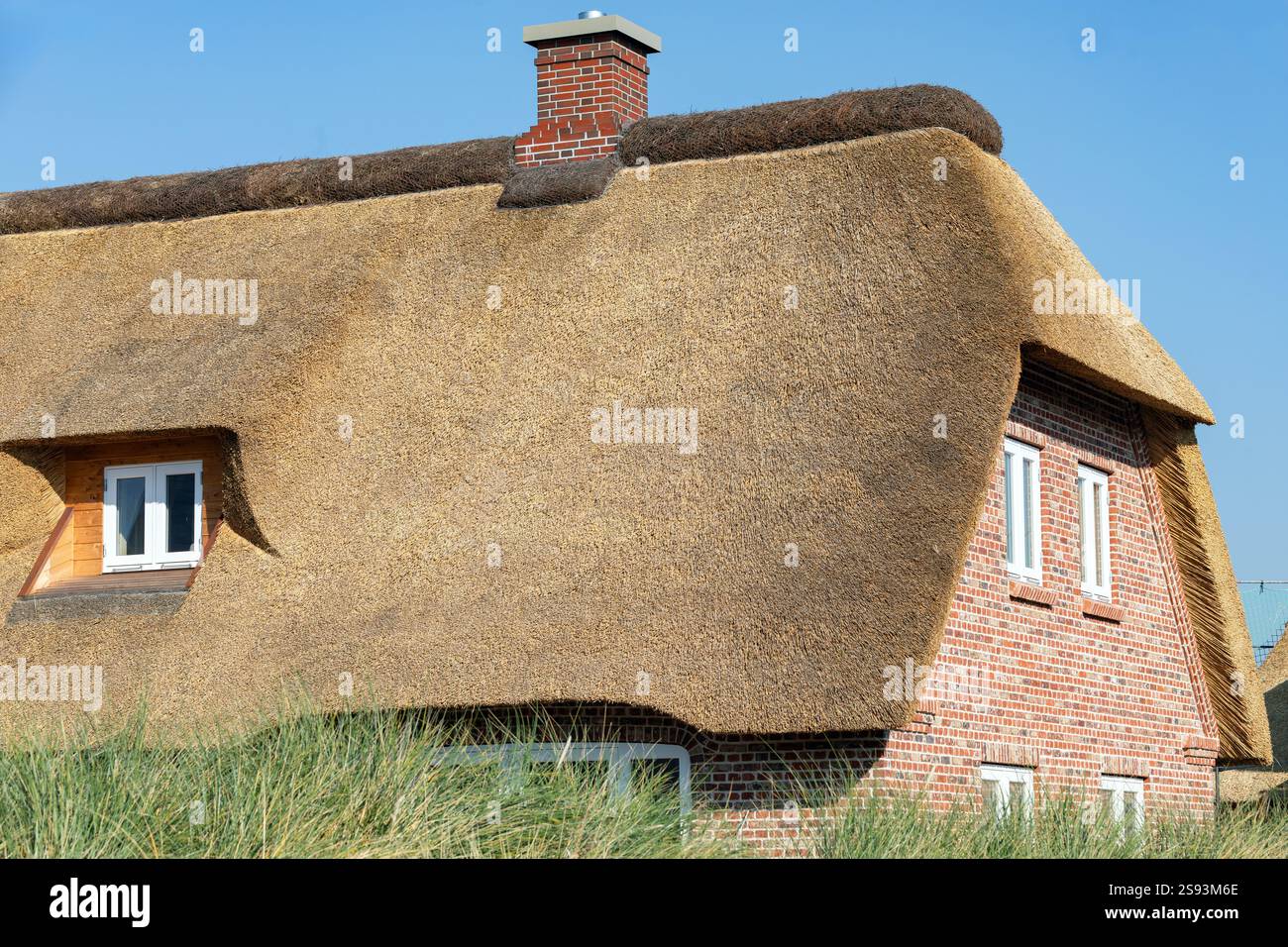 nouvelle maison en briques avec toit de chaume Banque D'Images