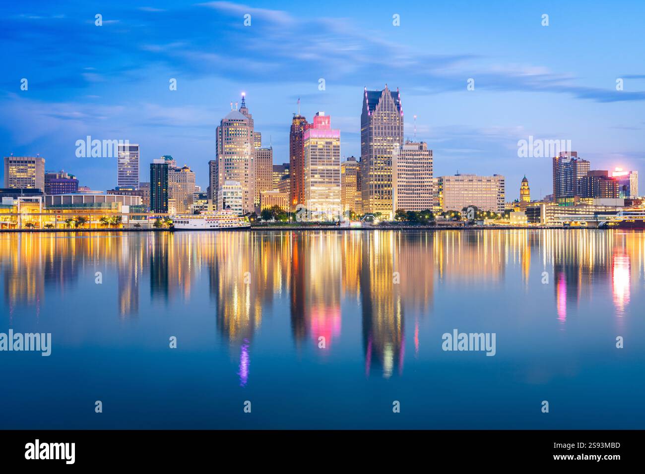 Detroit, Michigan, USA skyline à l'aube sur la rivière Detroit. Banque D'Images