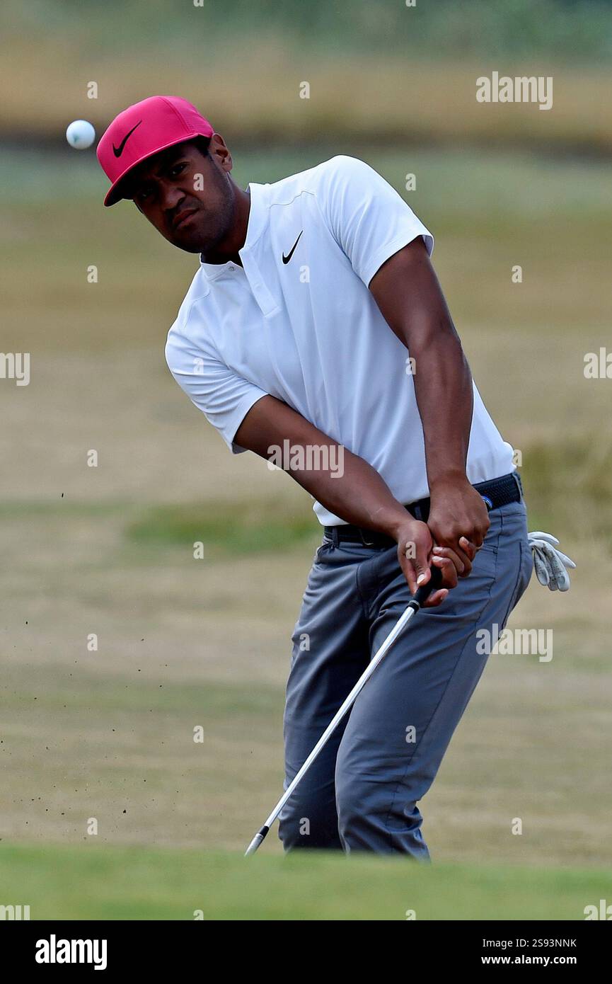 19 juillet 2018 ; Carnoustie, SCT ; Tony Finau jetons sur le 16e trou lors de la première manche du tournoi de golf Open Championship à Carnoustie Golf Links. Banque D'Images