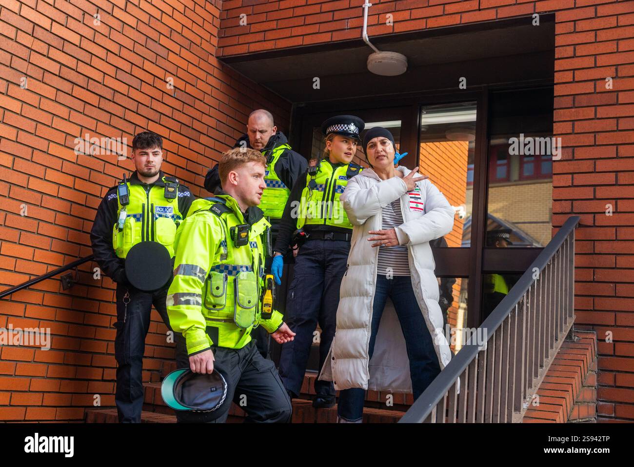 Leeds, Royaume-Uni. 24 JANVIER 2025. Serena Fenton est arrêtée à Leeds Crown court pour violation de la caution. La condition enfreinte était d'entrer dans la ville de leeds pour une raison autre que l'audience juridique/réunion de représentation juridique. Crédit Milo Chandler/Alamy Live News Banque D'Images
