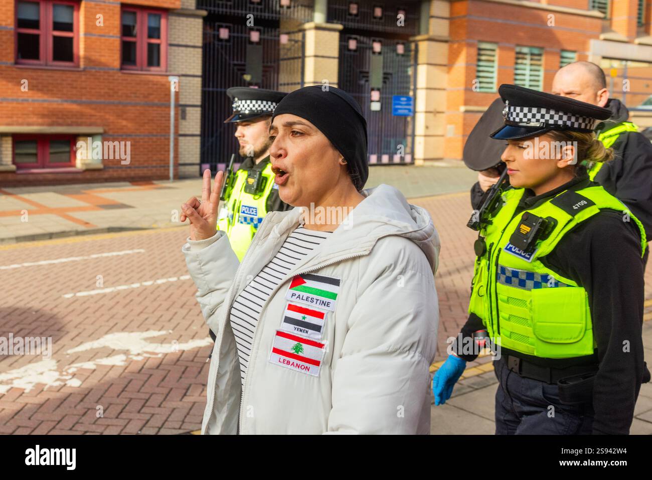 Leeds, Royaume-Uni. 24 JANVIER 2025. Serena Fenton est arrêtée à Leeds Crown court pour violation de la caution. La condition enfreinte était d'entrer dans la ville de leeds pour une raison autre que l'audience juridique/réunion de représentation juridique. Crédit Milo Chandler/Alamy Live News Banque D'Images