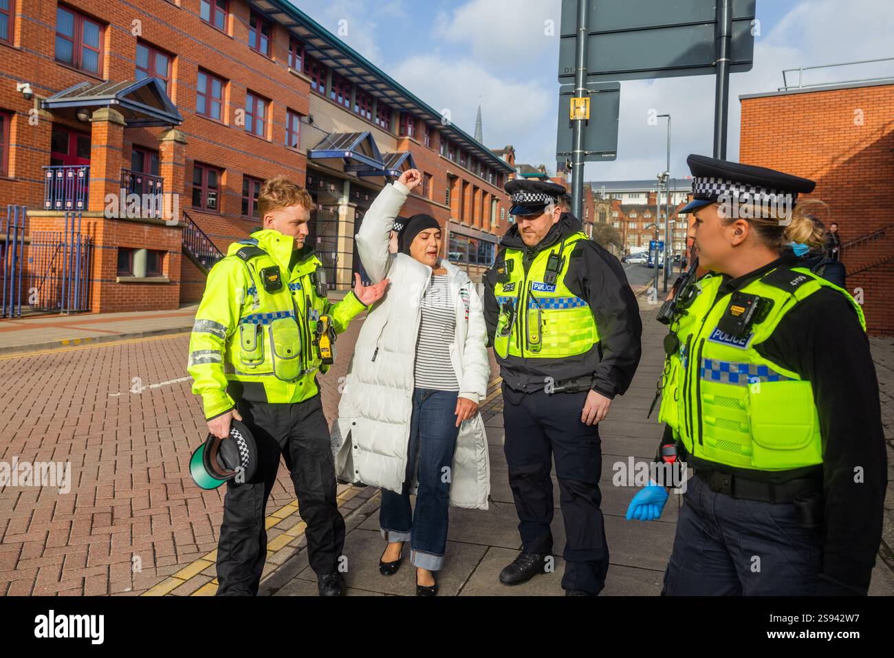 Leeds, Royaume-Uni. 24 JANVIER 2025. Serena Fenton est arrêtée à Leeds Crown court pour violation de la caution. La condition enfreinte était d'entrer dans la ville de leeds pour une raison autre que l'audience juridique/réunion de représentation juridique. Crédit Milo Chandler/Alamy Live News Banque D'Images