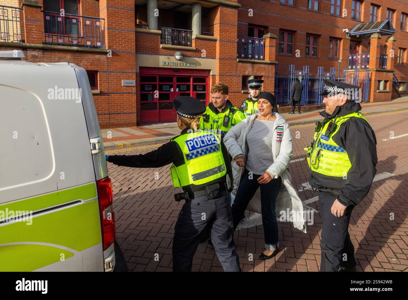 Leeds, Royaume-Uni. 24 JANVIER 2025. Serena Fenton est arrêtée à Leeds Crown court pour violation de la caution. La condition enfreinte était d'entrer dans la ville de leeds pour une raison autre que l'audience juridique/réunion de représentation juridique. Crédit Milo Chandler/Alamy Live News Banque D'Images