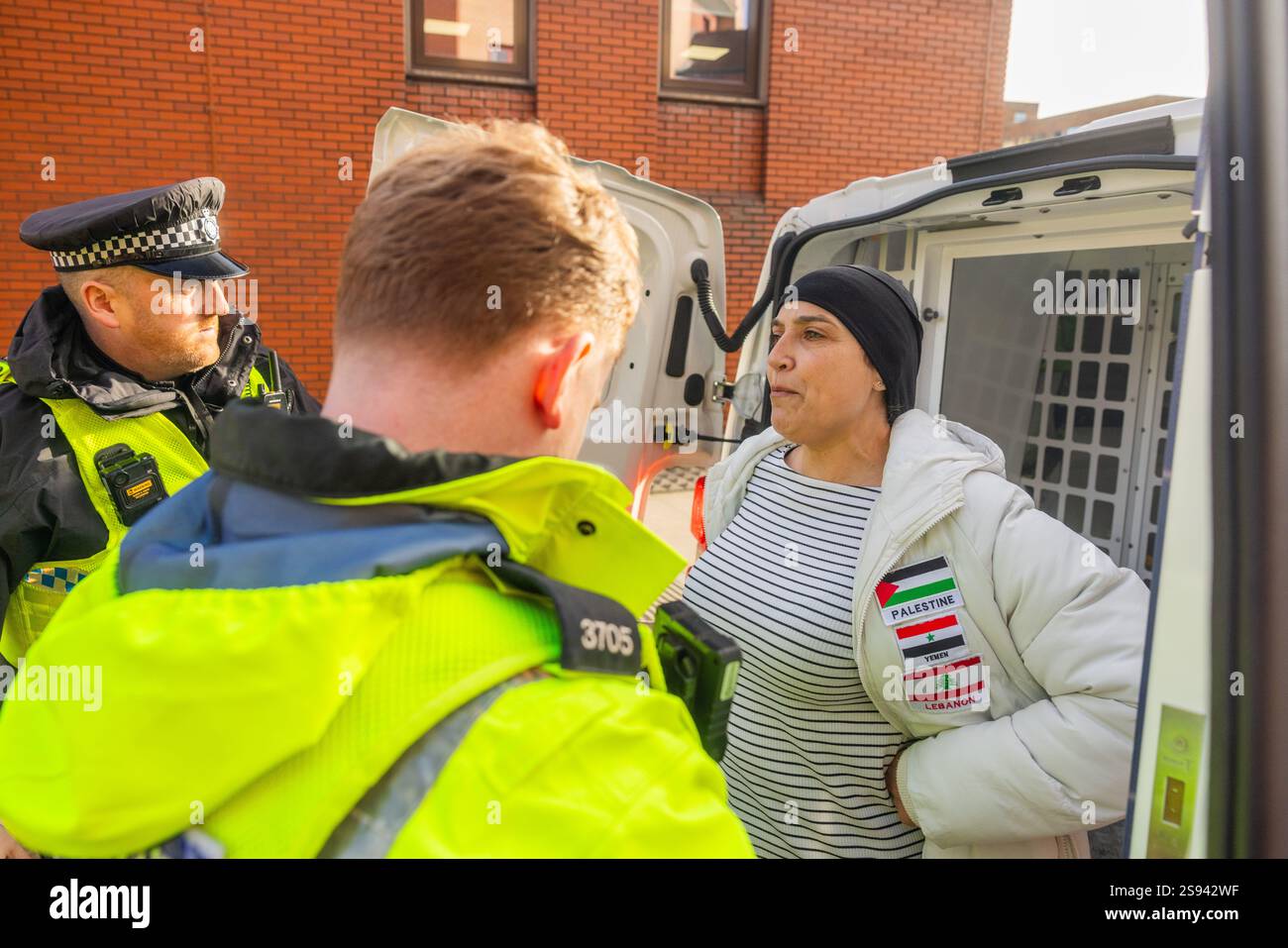 Leeds, Royaume-Uni. 24 JANVIER 2025. Serena Fenton est arrêtée à Leeds Crown court pour violation de la caution. La condition enfreinte était d'entrer dans la ville de leeds pour une raison autre que l'audience juridique/réunion de représentation juridique. Crédit Milo Chandler/Alamy Live News Banque D'Images