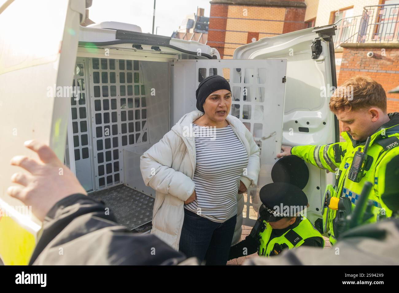 Leeds, Royaume-Uni. 24 JANVIER 2025. Serena Fenton est arrêtée à Leeds Crown court pour violation de la caution. La condition enfreinte était d'entrer dans la ville de leeds pour une raison autre que l'audience juridique/réunion de représentation juridique. Crédit Milo Chandler/Alamy Live News Banque D'Images