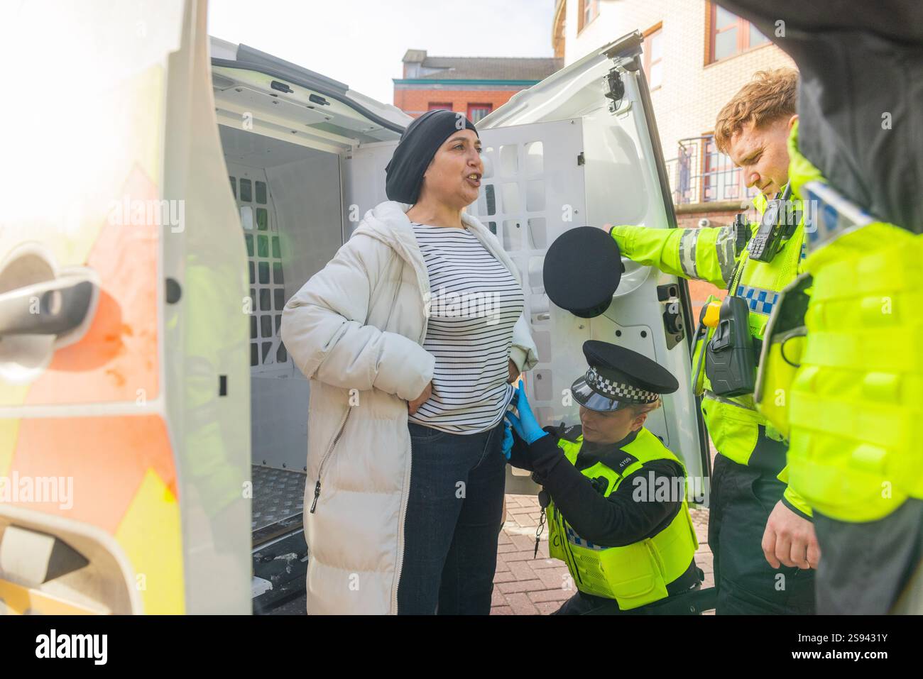 Leeds, Royaume-Uni. 24 JANVIER 2025. Serena Fenton est arrêtée à Leeds Crown court pour violation de la caution. La condition enfreinte était d'entrer dans la ville de leeds pour une raison autre que l'audience juridique/réunion de représentation juridique. Crédit Milo Chandler/Alamy Live News Banque D'Images