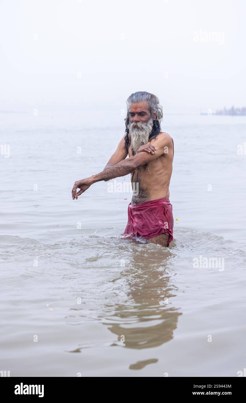 Mahakumbh, groupe de sadhu saints et de dévots marchant vers le fleuve ganga à sangam pour prendre le bain sacré pendant le sankranti makar à mahakumbh. Banque D'Images