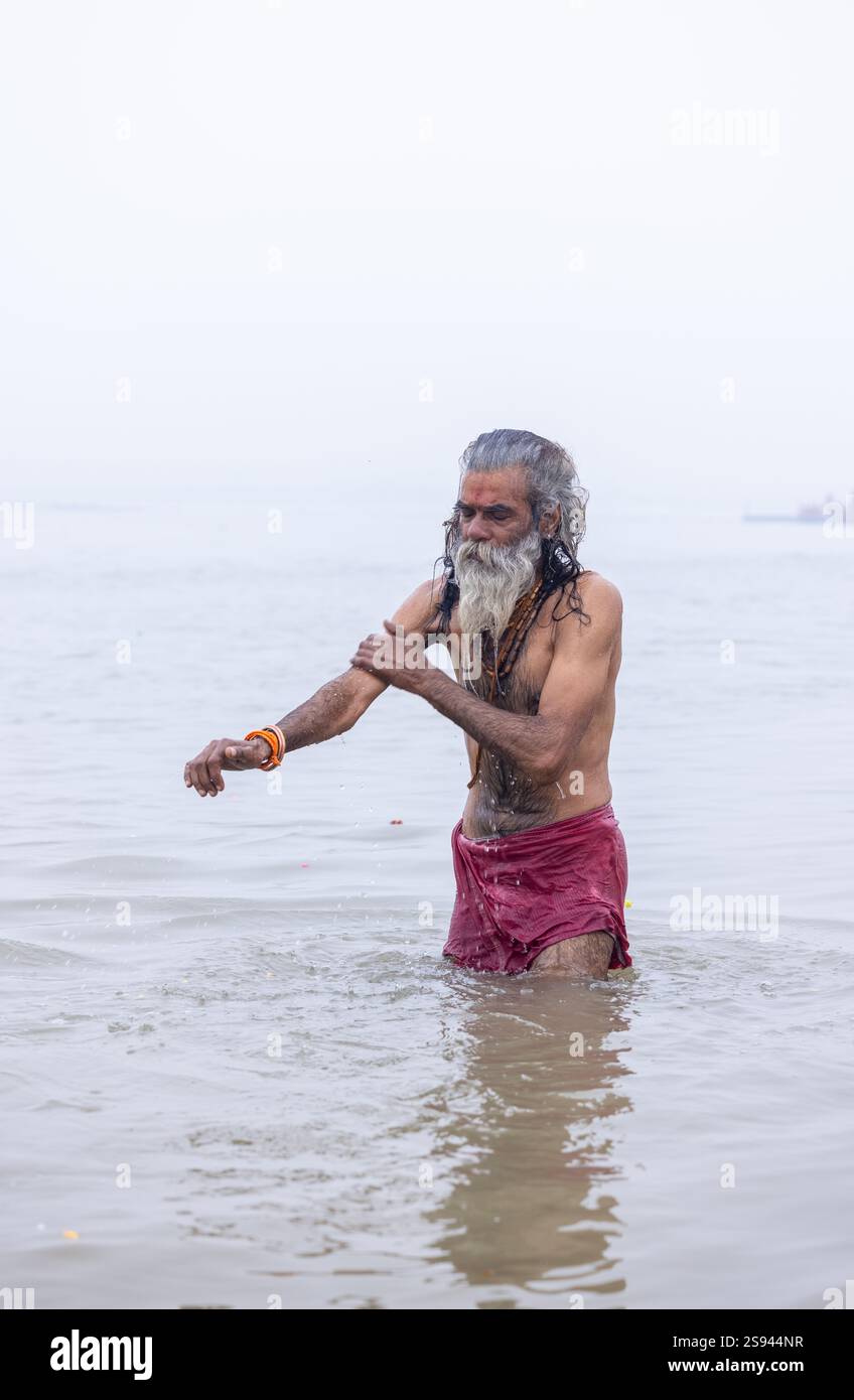 Mahakumbh, groupe de sadhu saints et de dévots marchant vers le fleuve ganga à sangam pour prendre le bain sacré pendant le sankranti makar à mahakumbh. Banque D'Images
