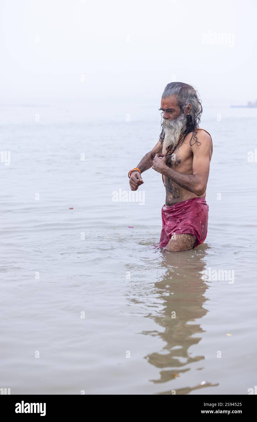 Mahakumbh, groupe de sadhu saints et de dévots marchant vers le fleuve ganga à sangam pour prendre le bain sacré pendant le sankranti makar à mahakumbh. Banque D'Images